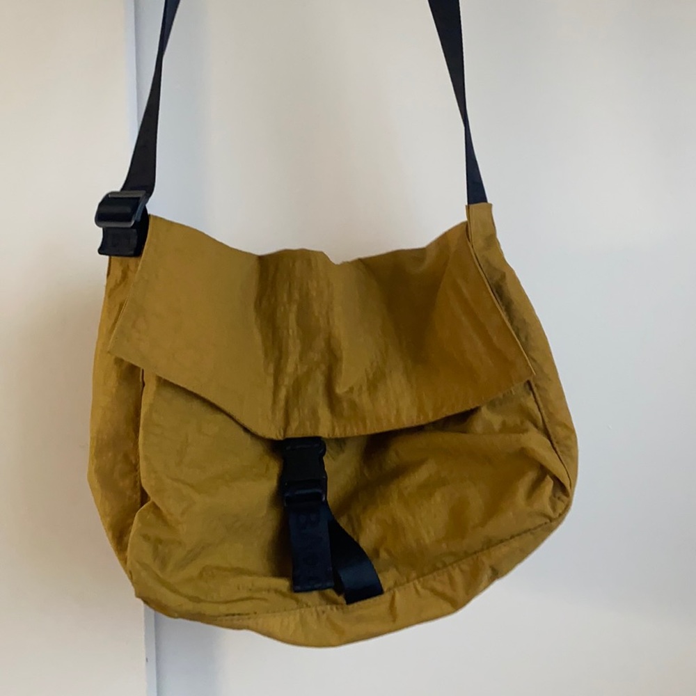 Baggu large sport laptop messenger bag like new!